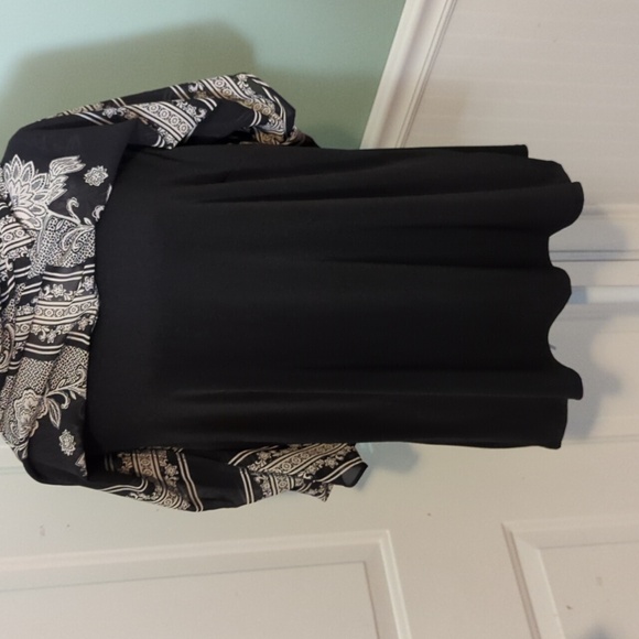 Roz & Ali 2X Black White Top Blouse Lined Abstract floral Design - Picture 4 of 10